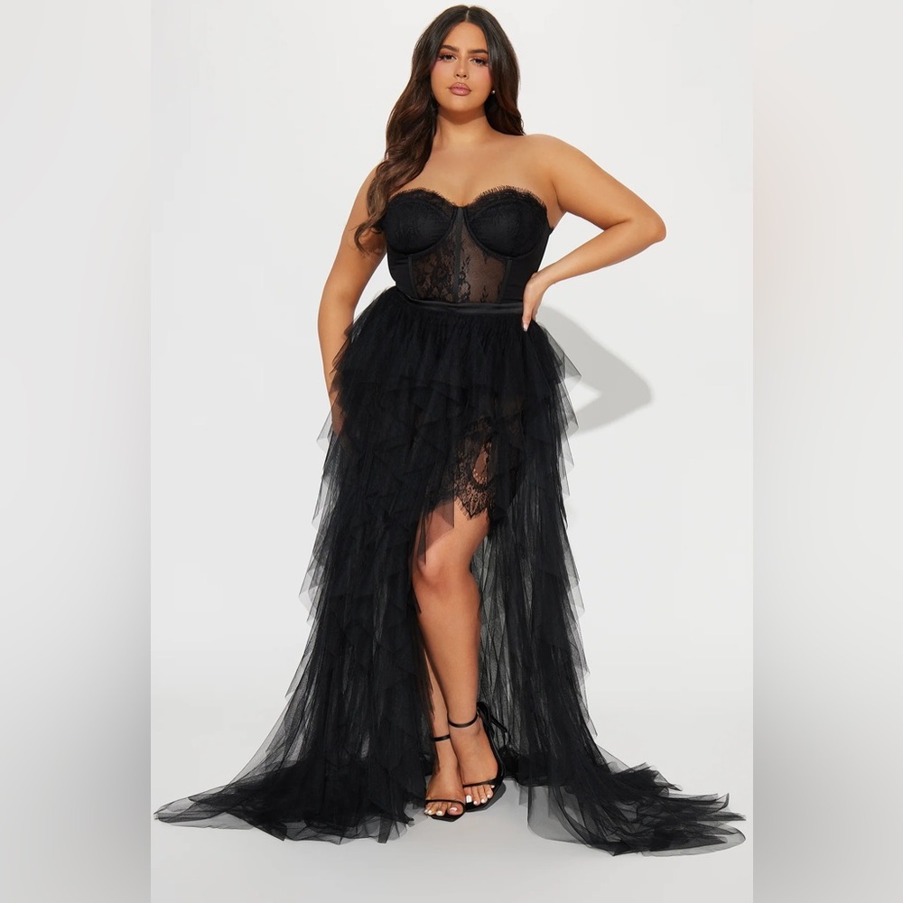 Elegant Black Strapless Tulle Gown